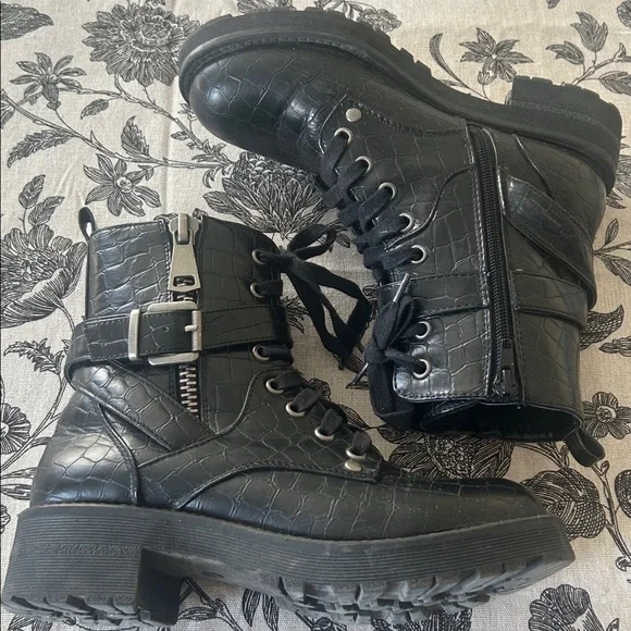 MIA Black Faux Croc-Embossed Combat Boots size 6 - Picture 4 of 8